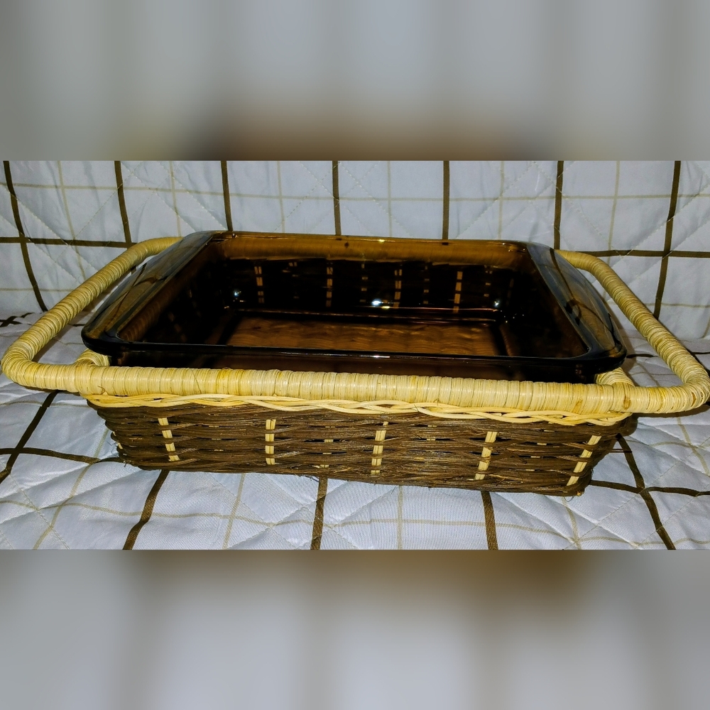 Pyrex π°π§ Square Cake - Baking Dish π°π§ In Rattan Basket - Picture 8 of 9
